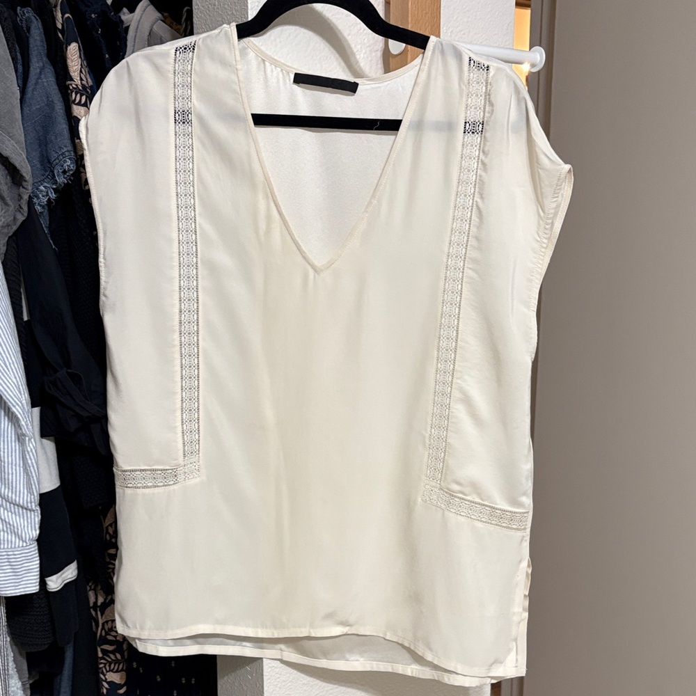 Jenni Kayne Cream V-Neck Lace-Trim Sleeveless Top